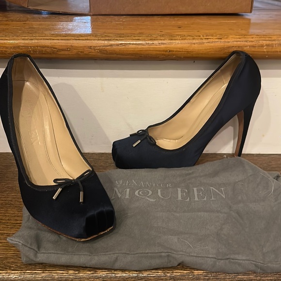 Alexander McQueen Shoes - RARE: Satin Ballet Bow Pumps